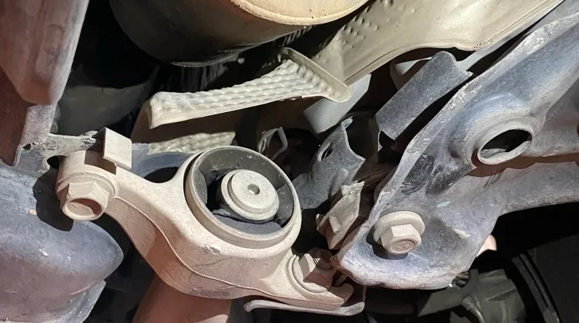 Brazo de suspensión y buje vistos desde abajo durante la revisión previa
