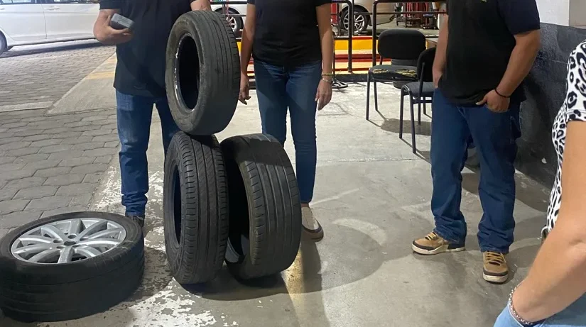 Llantas y un rin sobre el piso del taller en León