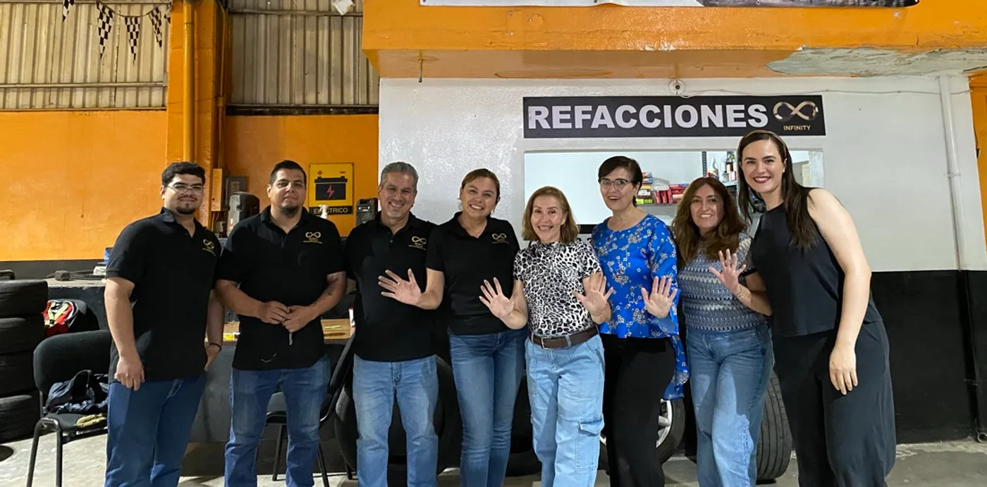 Equipo de Infinity Continental en el taller de Col. Casa Blanca, León