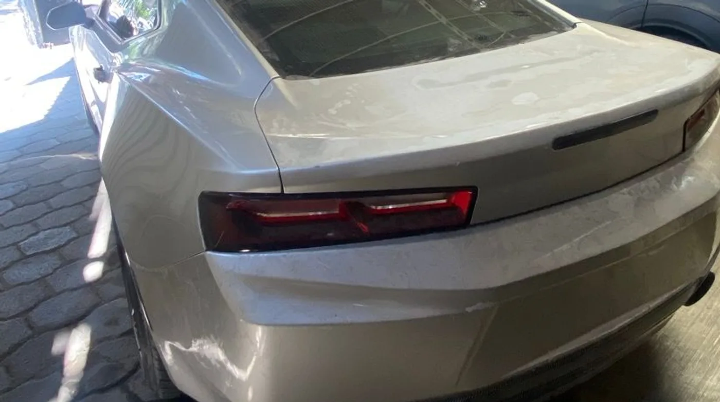El mismo Camaro terminado, con la pintura igualada, en el taller