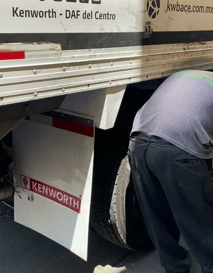 Técnico de Infinity Continental atendiendo la rueda de una unidad Kenworth de flotilla