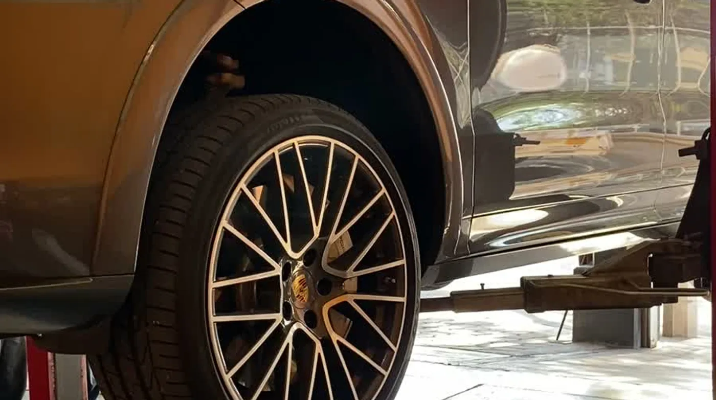 Vehículo de alta gama en el elevador durante servicio en Infinity Continental