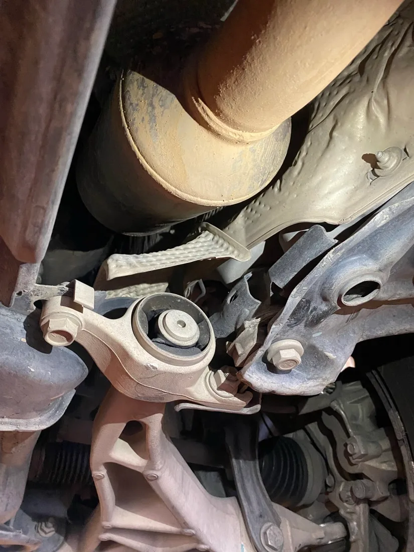 Componente de suspensión inspeccionado bajo el vehículo