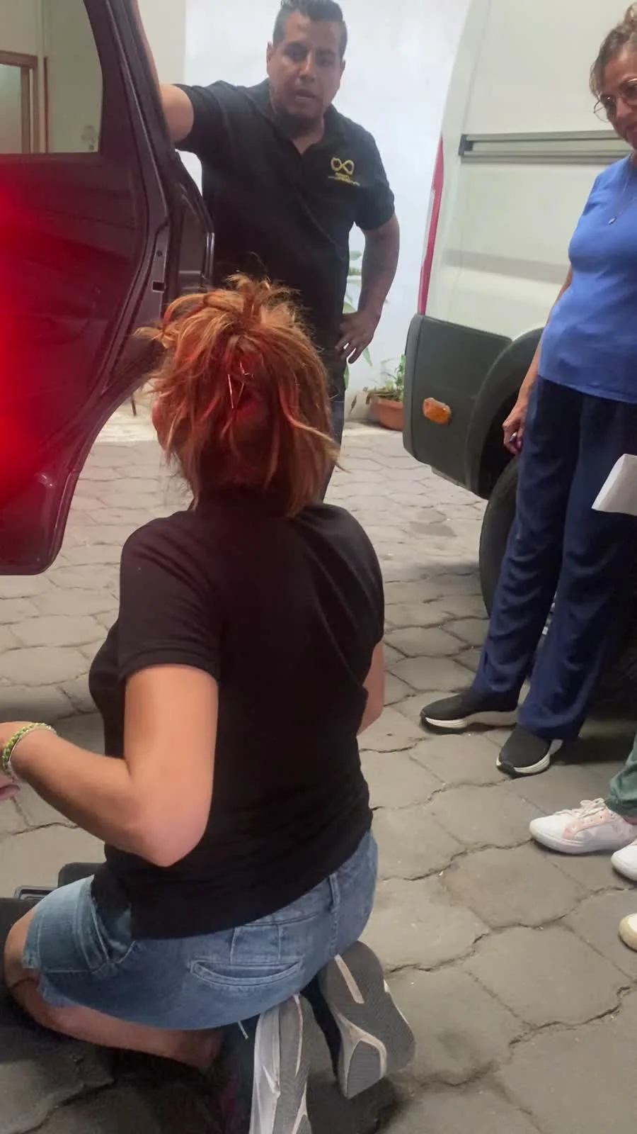 Participante de ZONA SEGURA cambiando una llanta durante la práctica