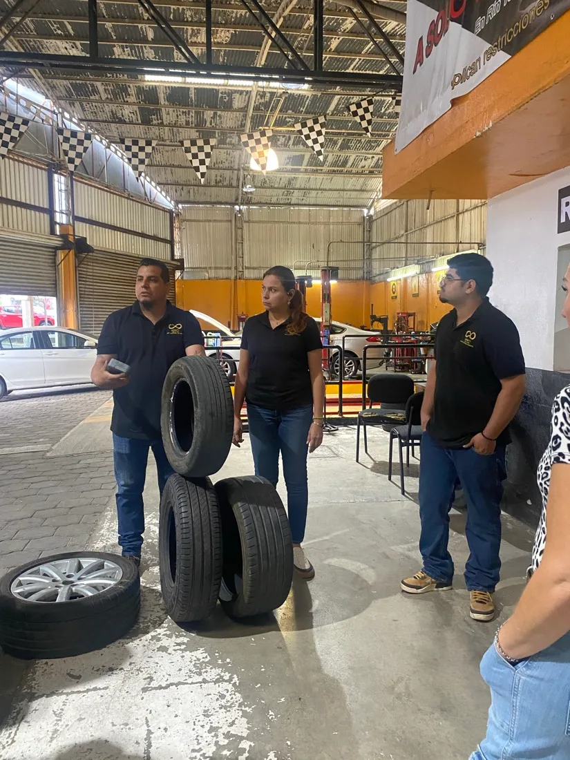 Llantas con distintos tipos de desgaste usadas en las prácticas de ZONA SEGURA